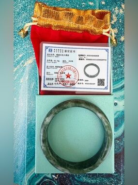 Natural Green Jade Bangle Bracelet_Certificate of Authority and Storage Case